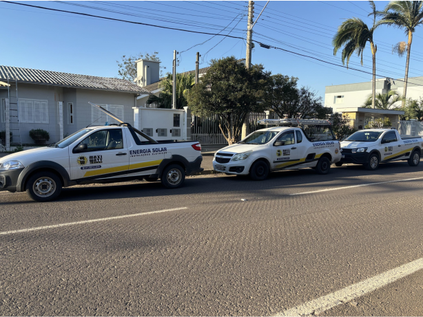 Foto com a frota de carros da MaxiWatt